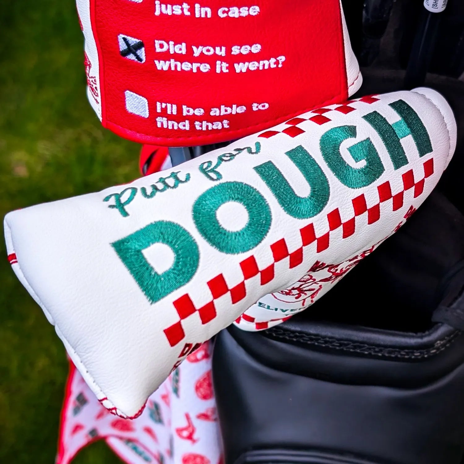 SINKING BIRDIES ブレードパターカバー Putt for Dough:ゴルフバッグに入れた使用イメージ