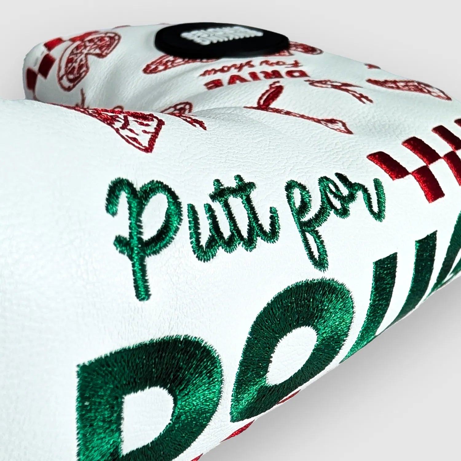 SINKING BIRDIES ブレードパターカバー Putt for Dough:緑色の文字刺繍の拡大