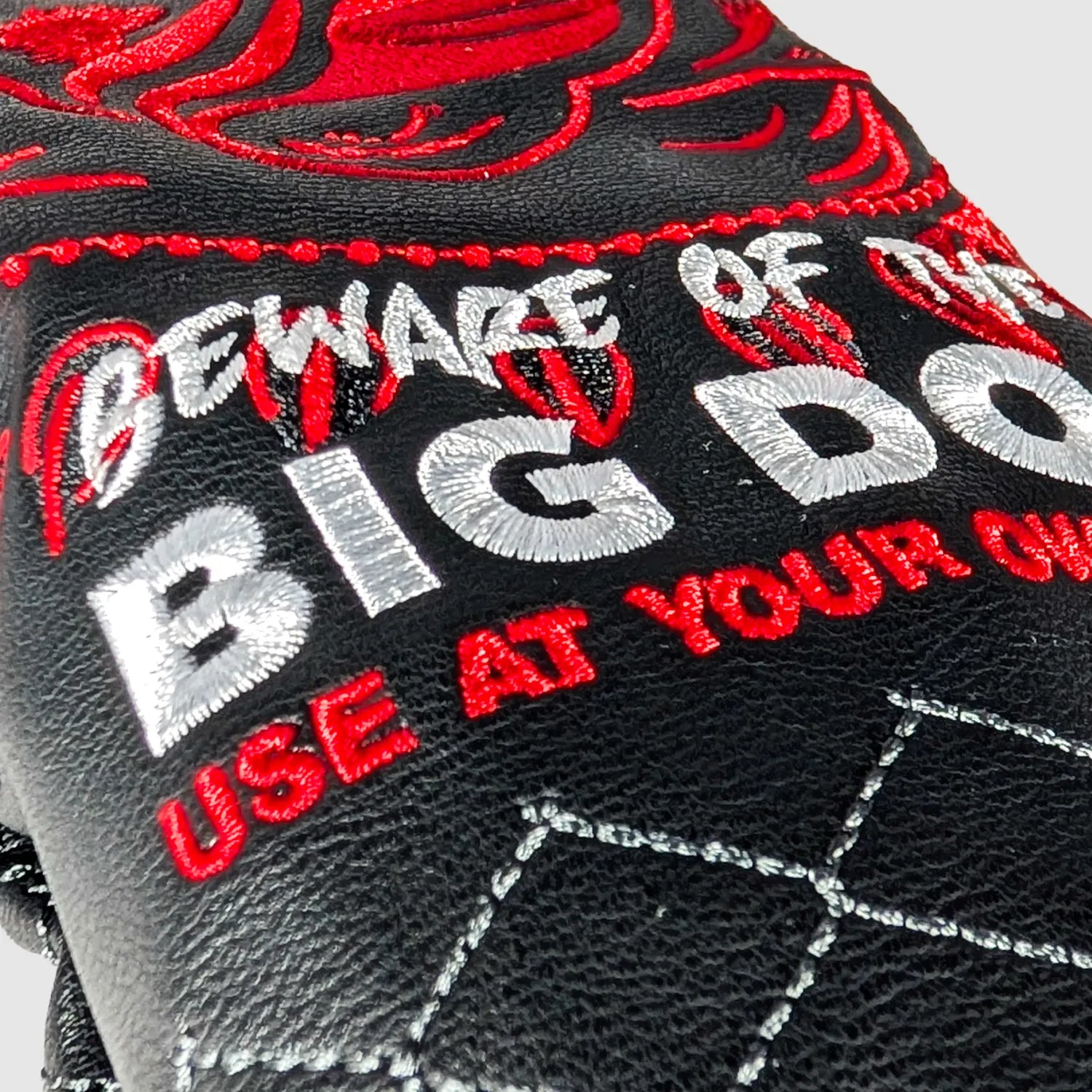 SINKING BIRDIES ドライバーカバー Big Dog：赤と白の文字刺繍の拡大