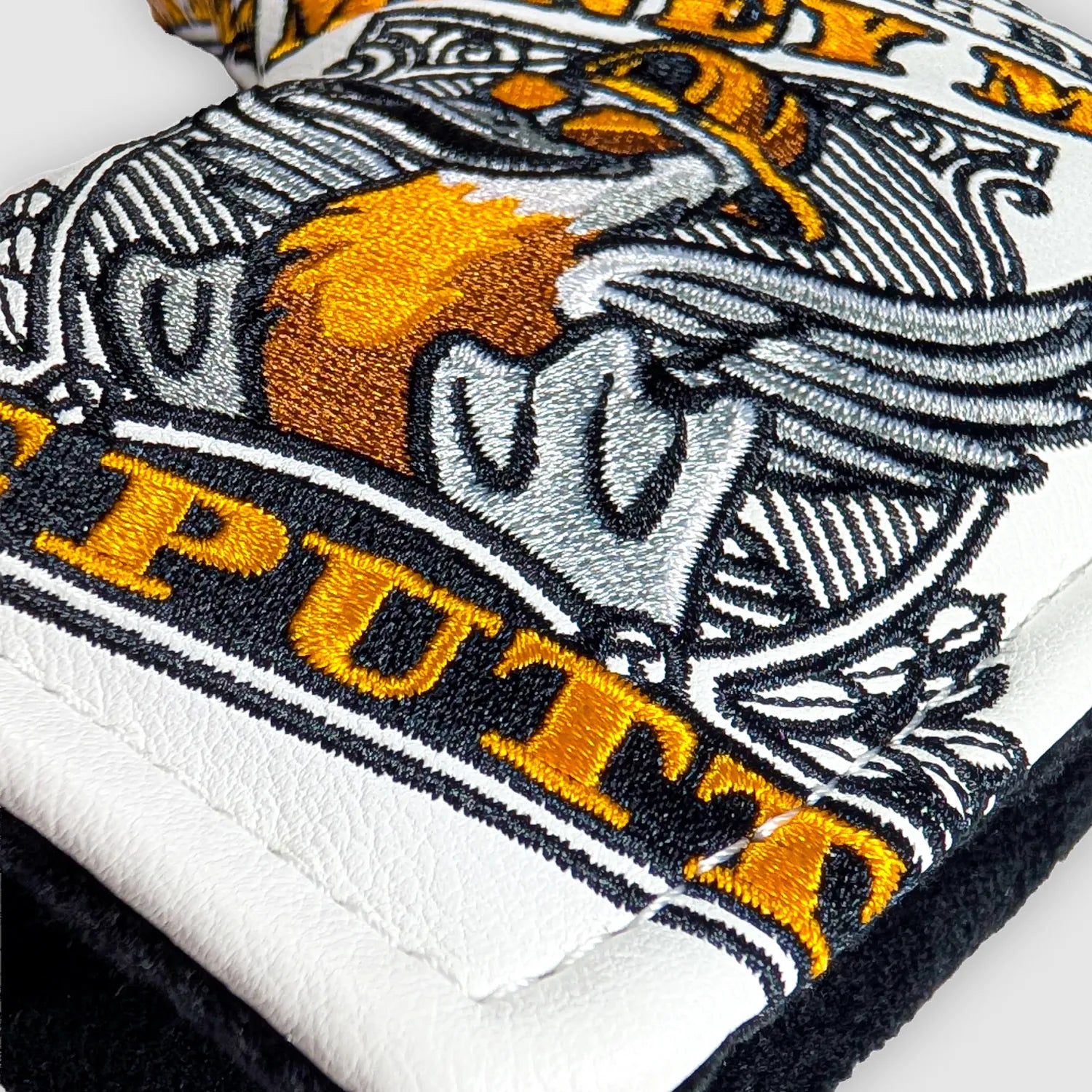SINKING BIRDIES ブレードパターカバー Money Maker：鳥と文字の刺繍の拡大