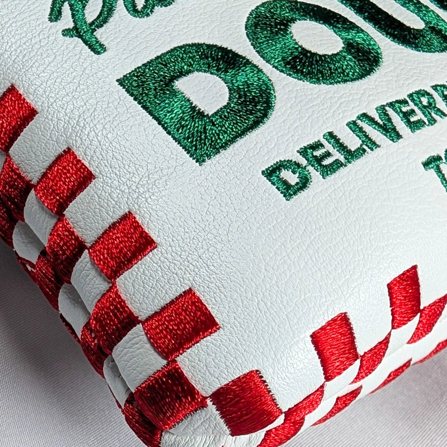 SINKING BIRDIES センターシャフトマレットパターカバー Putt for Dough：文字と赤いチェック柄の刺繍の拡大