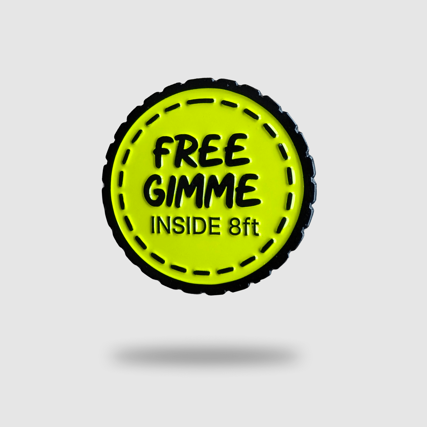 黄色い円形にFREE GIMMEと描かれたSINKING BIRDIESのゴルフボールマーカー