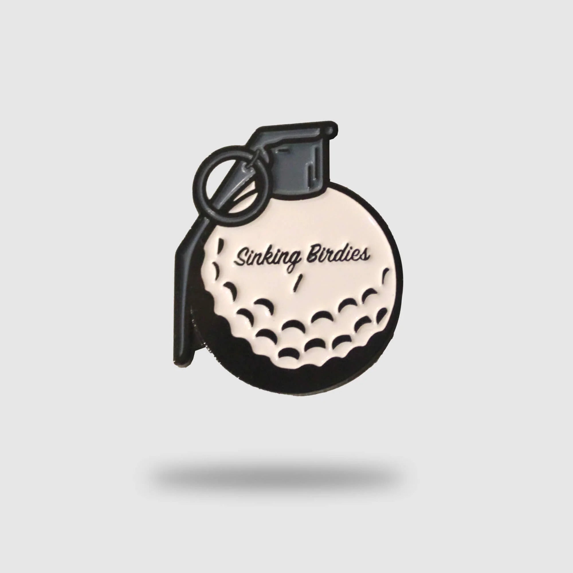 ゴルフボールと手榴弾を組み合わせたSINKING BIRDIES Grenadeのボールマーカー